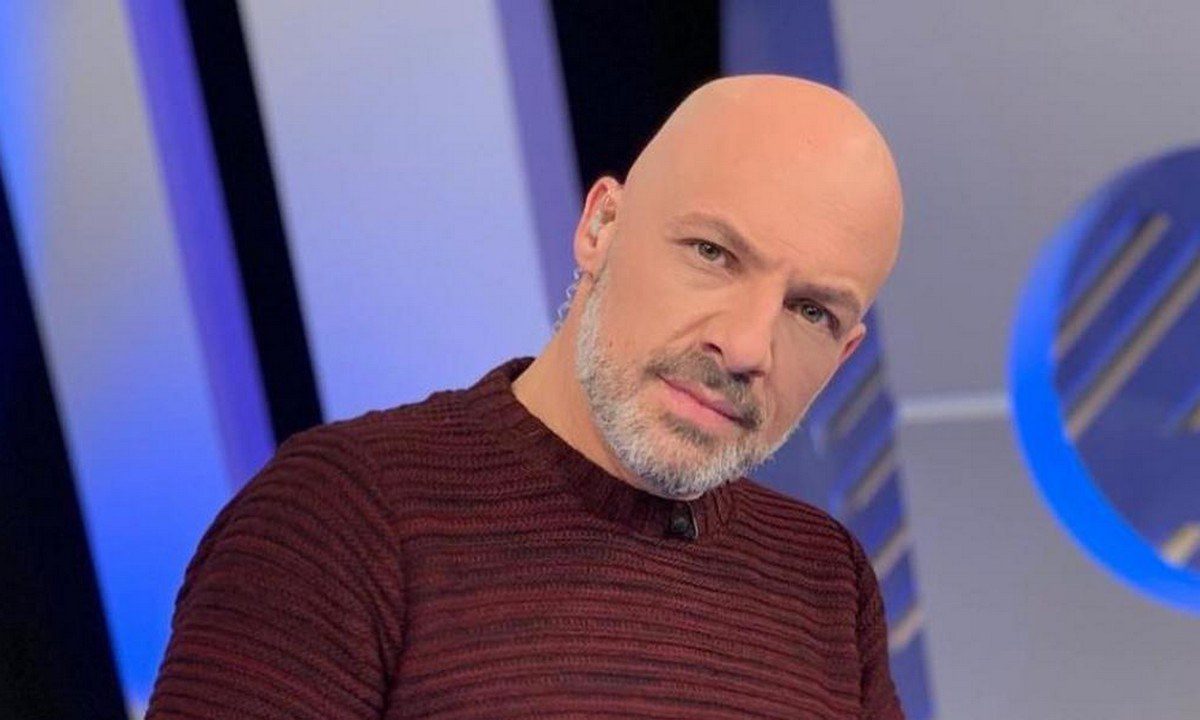 Ο Νίκος Μουτσινάς ανακοινώθηκε από τον τηλεοπτικό σταθμό ALPHA με μία μάλλον… περιεκτική ανακοίνωση μετά από ένα χρόνο απουσίας