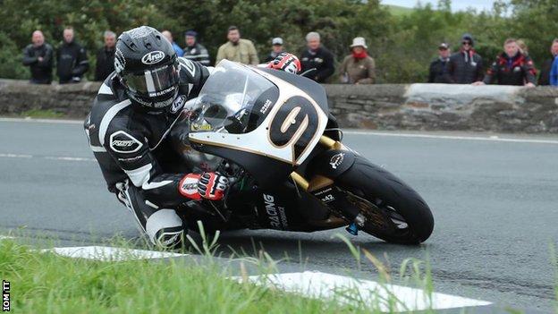 o-jamie-coward-tha-agonisti-me-ti-suzuki-ston-agona-classic-superbike-sto-manx-gp-tou-2024