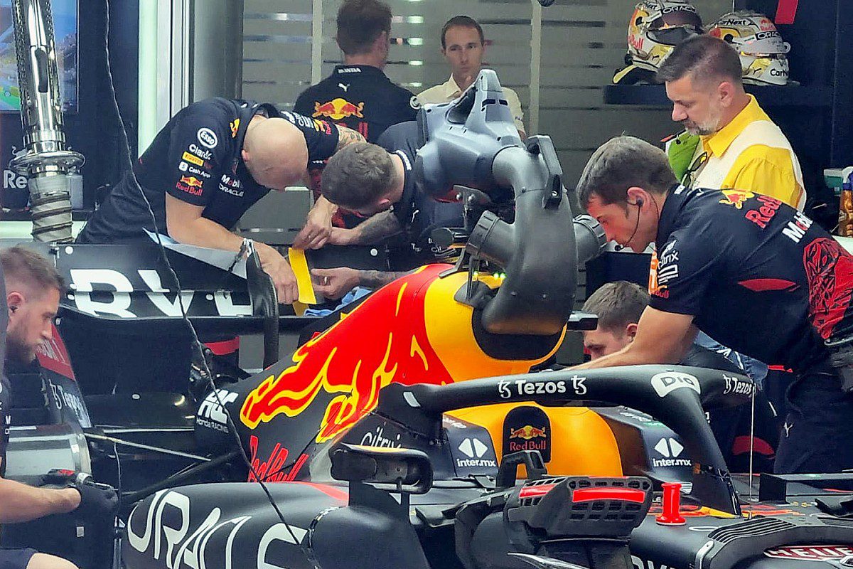  f1-red-bull-mechanics-work-on-the-drs-of-m