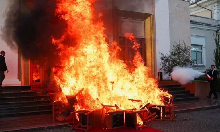 Ροντέο στο κοινοβούλιο της Αλβανίας: Βουλευτές έκαψαν καθίσματα!