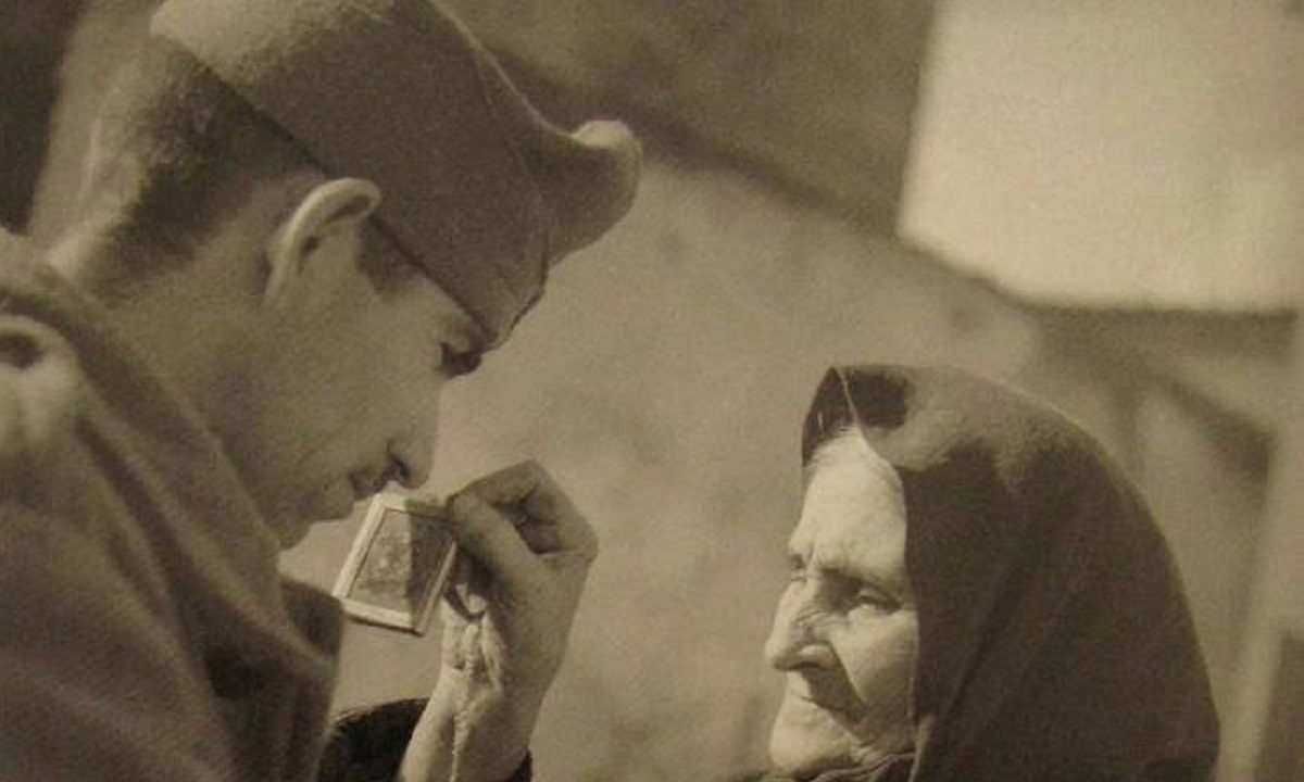 Κώστας Νικολάου: Ο στρατιώτης σύμβολο του 1940 που αποχαιρετά τη μάνα του πέθανε στην μάχη. Σκοτώθηκε μόλις 27 μέρες μετά, μία πριν το πόλεμο