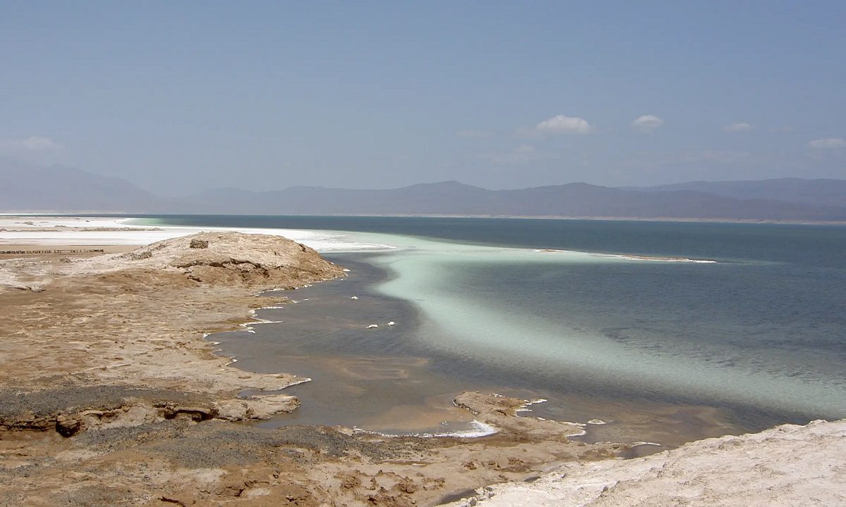 Η λίμνη Ασάλ στο Τζιμπουτί, μία από τις πιο αλμυρές λίμνες στον κόσμο είναι τόσο τοξική που καταστρέφει το δέρμα των ανθρώπων που κολυμπούν.