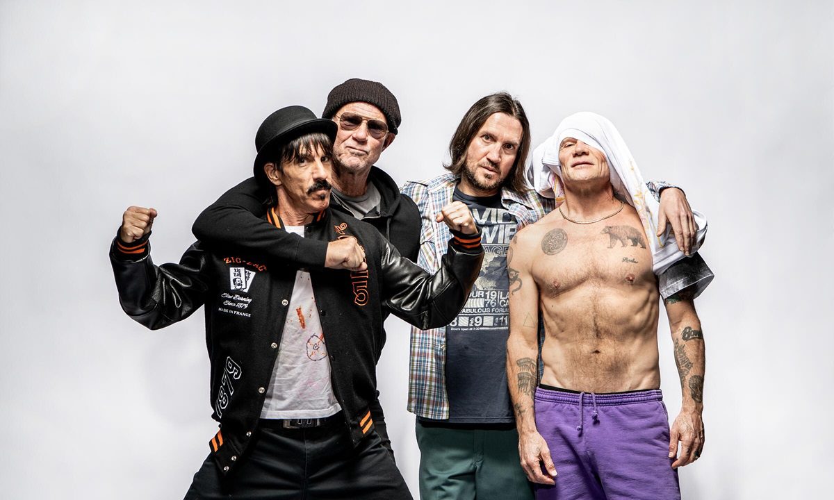 Έπαιζε ντραμς στο δρόμο τραγούδι των Red Hot Chili Peppers και ο μόνος που τον άκουγε με προσοχή ήταν ο ντράμερ του συγκροτήματος!