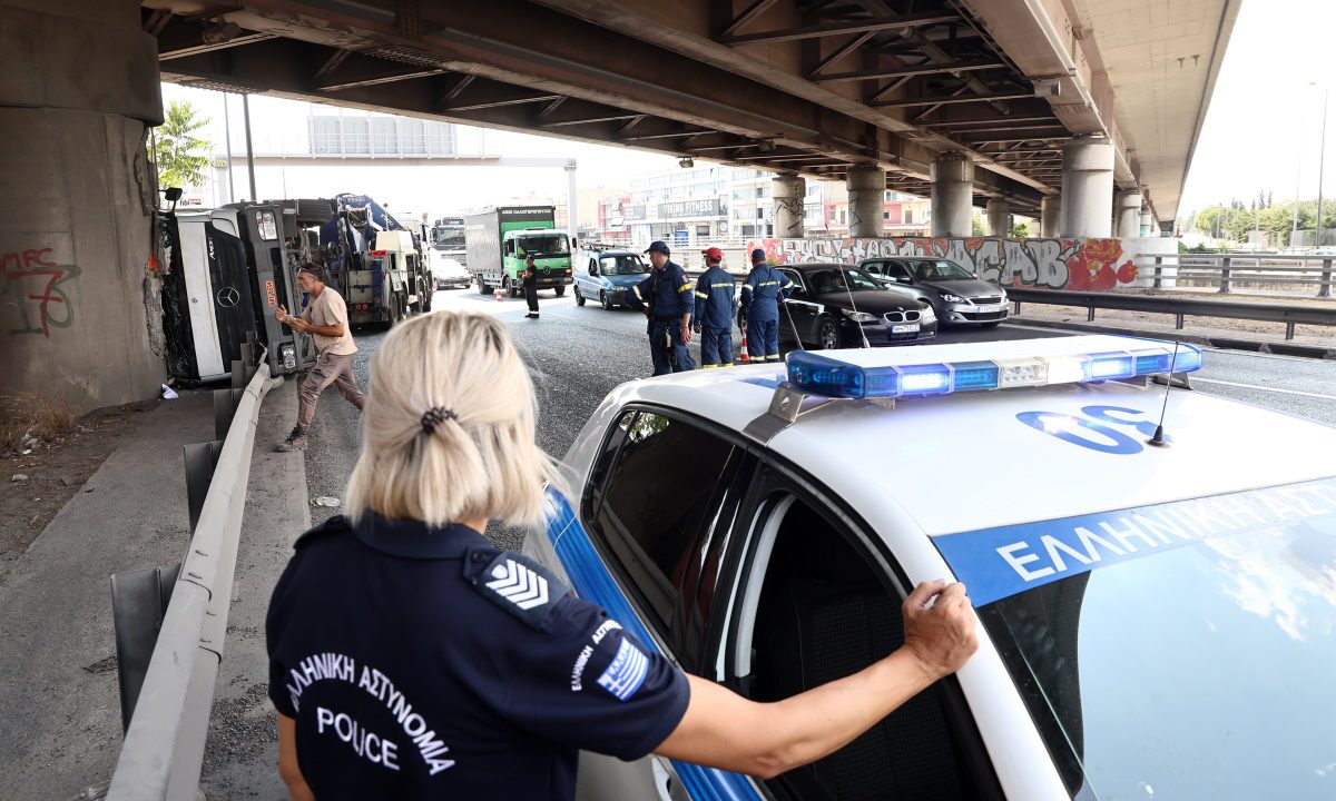 Οικογένειες αστυνομικών Σε μια εποχή που δύο μισθοί δεν φτάνουν, το κράτος χωρίζει τις οικογένειες των αστυνομικών σε δύο νοικοκυριά.