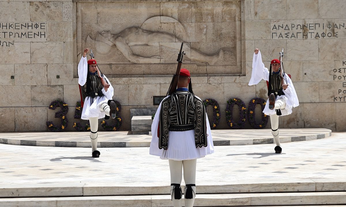 Εύζωνας. Μία από τις πιο τιμητικές θέσεις που μπορεί να αναλάβει κάποιος εκπληρώνοντας τα στρατιωτικά του καθήκοντα.