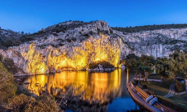 Τι κρύβεται κάτω από τα νερά της Λίμνης Βουλιαγμένης και αφήνει τους επιστήμονες άφωνους