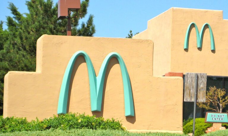 Γιατί αυτό το McDonald’s είναι μπλε;