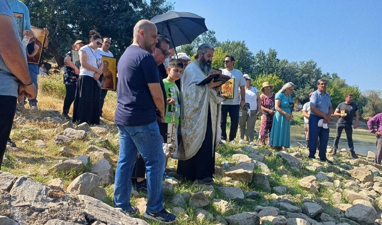 Όσο δυσκολεύουν τα πράγματα, αυξάνονται οι λιτανείες - Με πίστη στο θαύμα, οι χριστιανοί επιστρέφουν στις παραδόσεις τους.