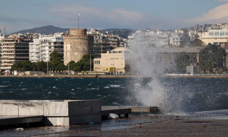 Έκτακτη ανάρτηση ο Σάκης Αρναούτογλου για τη Θεσσαλονίκη: «Πτώση 12 βαθμών Κελσίου σε 12 ώρες!