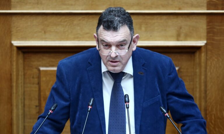 Νίκος Παπαδόπουλος: Έβγαλαν σε αναστολή εκπαιδευτικό επειδή έδωσε στους μαθητές και διάβασαν Ιερό Χρυσόστομο