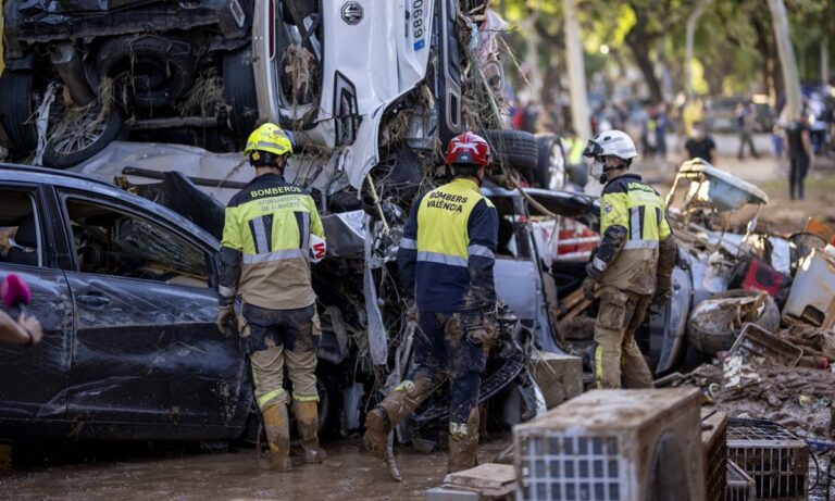 Οι Ρουμάνοι πυροσβέστες πάνε στην Ισπανία να βοηθήσουν για τις πλημμύρες και οι δικοί μας τρώνε ξύλο και είναι άνεργοι