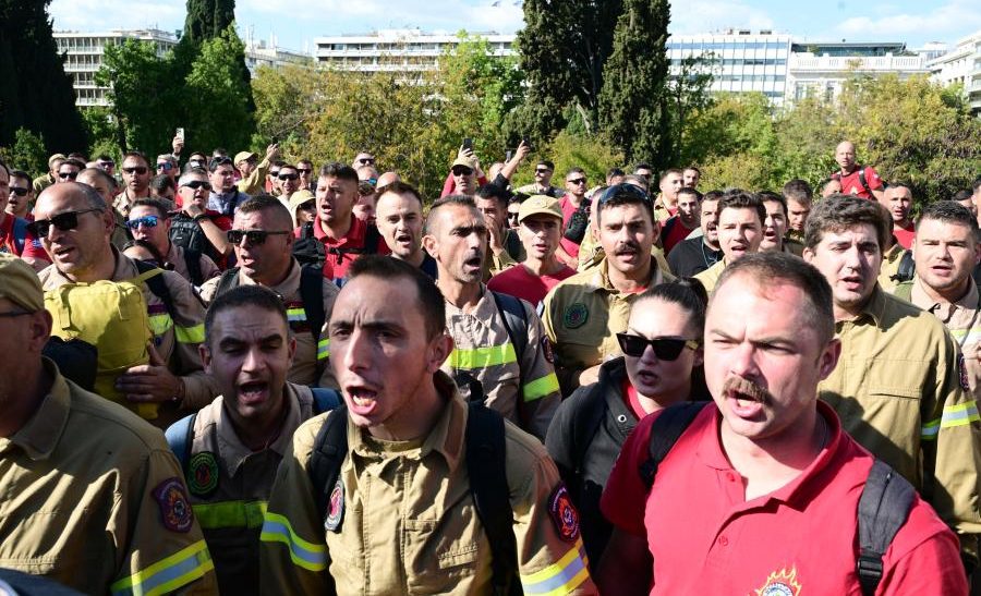 «Κικίλια παραιτήσου» – Βροντερό παρόν των εποχικών πυροσβεστών έξω απ’ τη Βουλή, μετά το όργιο καταστολής εναντίον τους