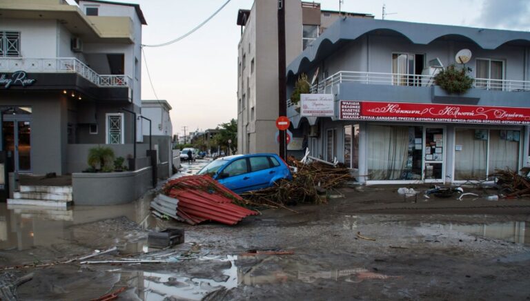 Ψευδές το αφήγημα που χρησιμοποίησε η κυβέρνηση - Ο διευθυντής της ΕΜΥ έδειξε με στοιχεία ότι δεν είχαν καμία σχέση οι 2 κακοκαιρίες.