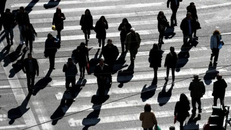 Νέο μείγμα φτώχειας με επιπλέον φορολογία για τα νοικοκυριά προτείνει ο ΟΟΣΑ στην κυβέρνηση Μητσοτάκη - Ποια είναι τα μέτρα - σοκ.