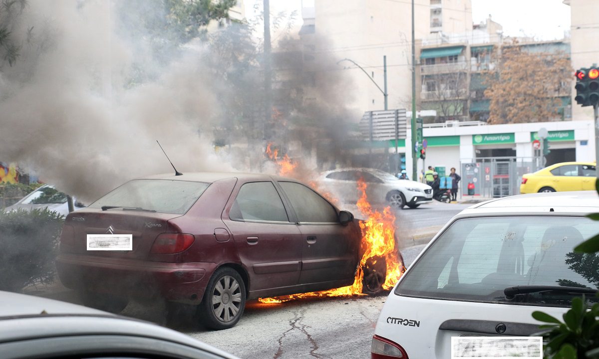 Γιατί παίρνουν φωτιά τα αυτοκίνητα στην Ελλάδα;