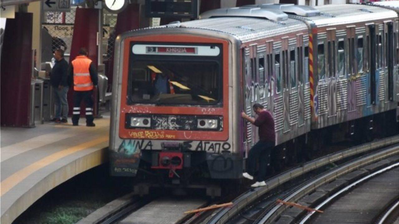 «Πάμε κι όπου βγει» και στον Ηλεκτρικό: Οργή για το περιστατικό που άνοιξαν οι πόρτες συρμού εν κινήσει – Ρισκάρουν την ασφάλεια μας με τρένα 40 ετών